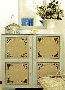 mod�le expliqu� :<br>armoire d�cor�e au pochoir