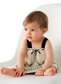 tricot expliqu� :<br>robe au point jersey avec broderie