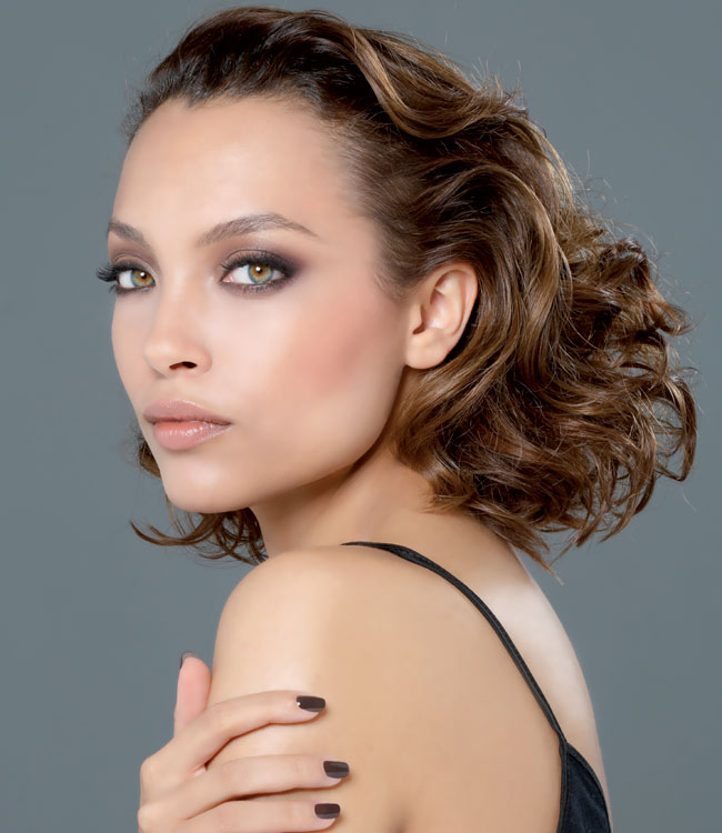 Coiffure cheveux mi-longs bouclés - BIGUINE Paris - Automne-hiver 2016-2017. Coiffure cheveux mi-longs bouclés - BIGUINE Paris - Automne-hiver 2016-2017.