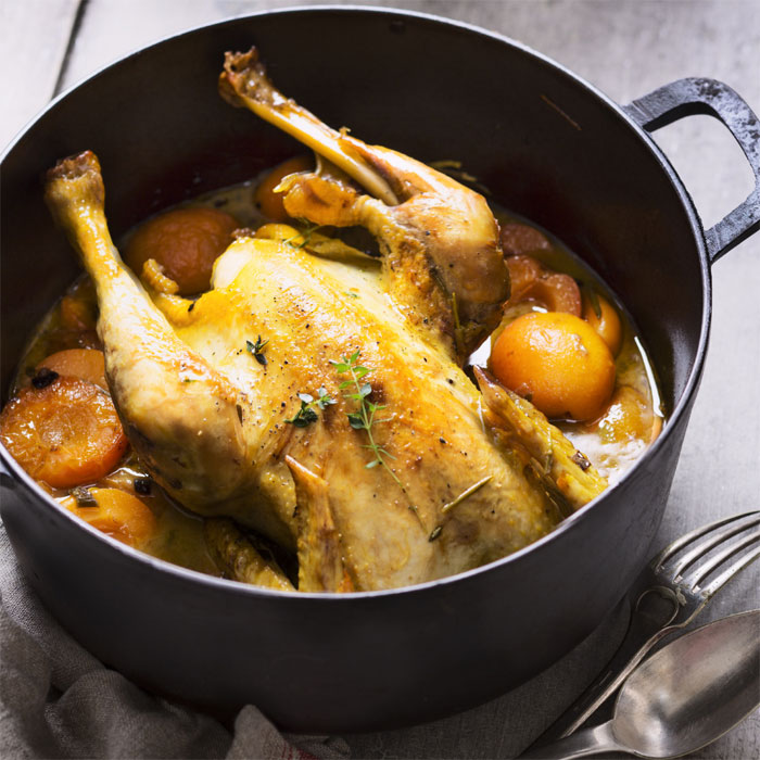 Poulet cocotte aux abricots et au cidre brut - Photo : ©UE/SIPMM abricot/Amélie Roche. Poulet cocotte aux abricots et au cidre brut - Photo : ©UE/SIPMM abricot/Amélie Roche.