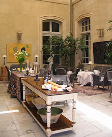 le patio de La Mirande à Avignon