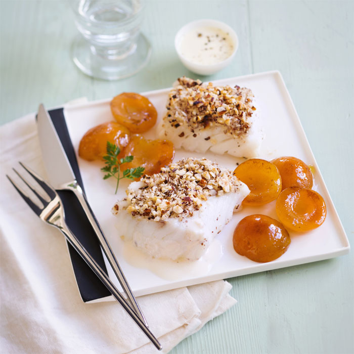 Cabillaud en croûte de noisettes, abricots rôtis et cerfeuil - Photo : ©UE/SIPMM abricot/Amélie Roche. Cabillaud en croûte de noisettes, abricots rôtis et cerfeuil - Photo : ©UE/SIPMM abricot/Amélie Roche.