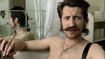 Eugene Hütz interprète le rôle de A.K. dans le premier film de Madonna Eugene Hütz interprète le rôle de A.K. dans le premier film de Madonna