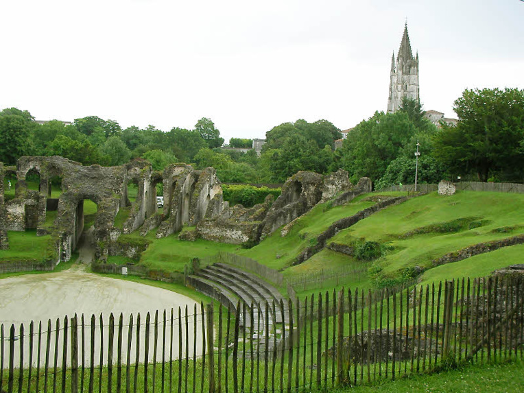Vestiges des arènes de Saintes © ABCfeminin.com. Vestiges des arènes de Saintes © ABCfeminin.com.