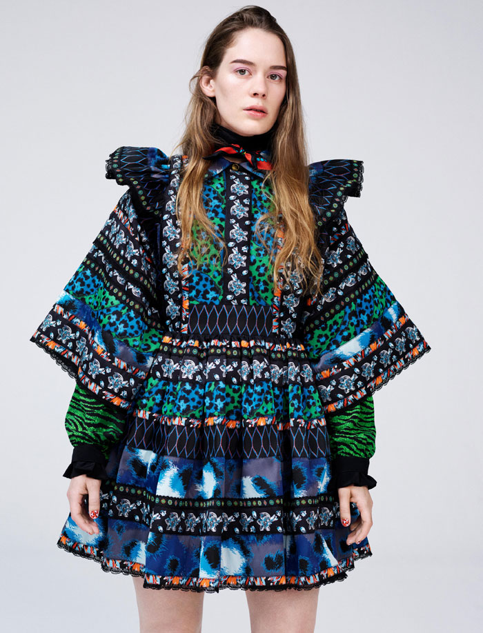 Look de la collection Kenzo x H&M : robe courte et sweet imprimé.