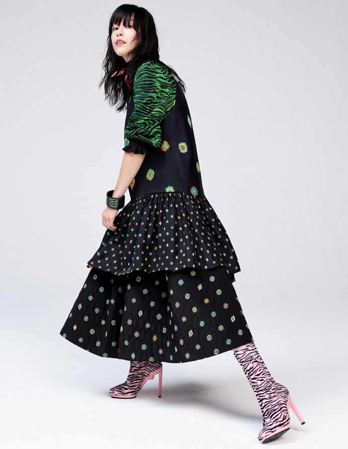 Look de la collection Kenzo x H&M : robe longue et sweet imprimé.