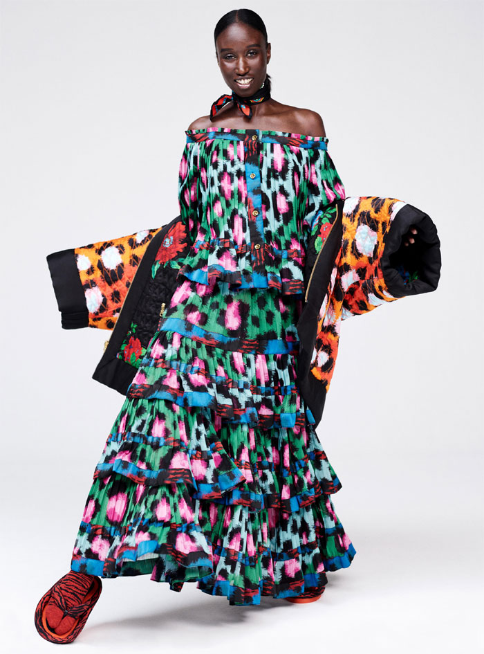 Look de la collection Kenzo x H&M : Top épaules nue et jupe longue assortie avec veste kimomo. Look de la collection Kenzo x H&M : Top épaules nue et jupe longue assortie avec veste kimomo.