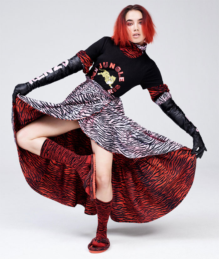 Look de la collection Kenzo x H&M : jupe portefeuille sweet imprimé 'jungle' gants, chaussettes et tongs.