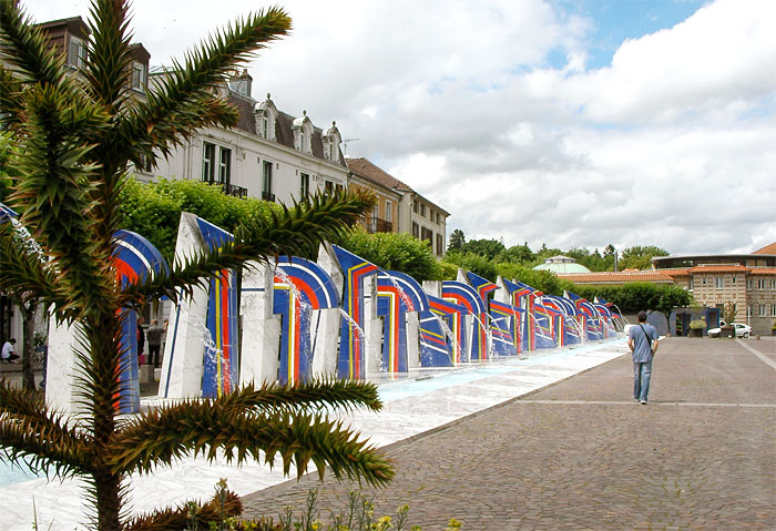 Les fontaines de l'esplanade de la rue Gaston Thomson. Au fond, les Thermes (D.R.).