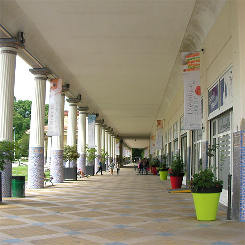 Galerie-promenoir des Thermes de Contrexéville (D.R.). Galerie-promenoir des Thermes de Contrexéville (D.R.).