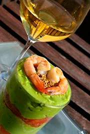 Tiramisu salé aux crevettes, à l'avocat et aux agrumes © Arnaud Valour Tiramisu salé aux crevettes, à l'avocat et aux agrumes © Arnaud Valour