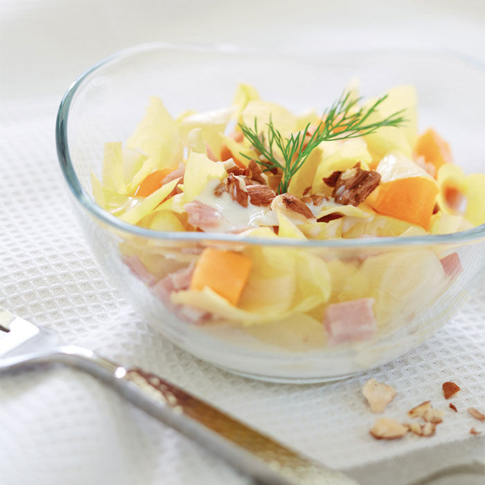 Salade complète endives, jambon, fromage blanc et noisettes torréfiées