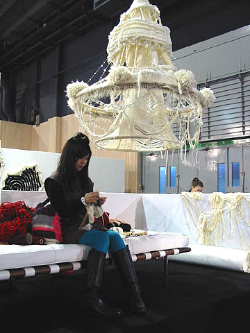 L'artiste Mokely tricote L'artiste Mokely tricote