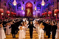 Bal des débutants au Bal des Cafetiers dans la grande salle du Palais impérial à Vienne