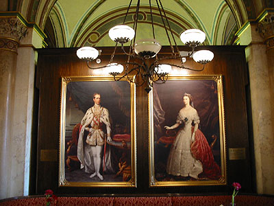 Portraits de l'impératrice Sissi et de l'empereur François-Joseph exposés au Café Central à Vienne.  (D.R)