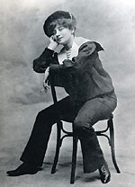 Colette en costume marin à l’âge de 23 ans © Musée Colette, Saint-Sauveur-en-Puisaye Colette en costume marin à l’âge de 23 ans © Musée Colette, Saint-Sauveur-en-Puisaye