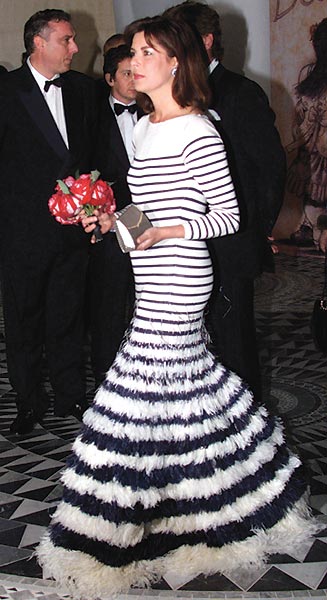 S.A.R. la Princesse de Hanovre habillée par Jean Paul Gaultier à l’occasion du Bal de la Rose 2000 © Eric Gaillard / AFP S.A.R. la Princesse de Hanovre habillée par Jean Paul Gaultier à l’occasion du Bal de la Rose 2000 © Eric Gaillard / AFP