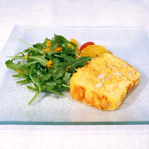 Cake à la carotte, aux amandes et aux agrumes, salade de roquette