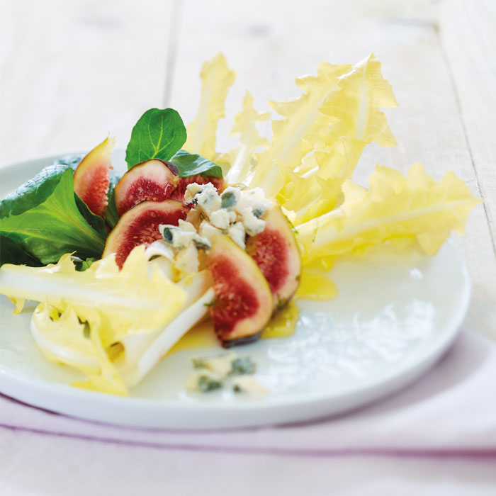 Salade fantaisie aux endives Barbucine®, roquefort et figues. Salade fantaisie aux endives Barbucine®, roquefort et figues.