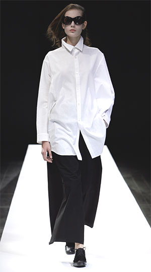 chemise blanche Yohji Yamamoto sur large pantalon noir chemise blanche Yohji Yamamoto sur large pantalon noir