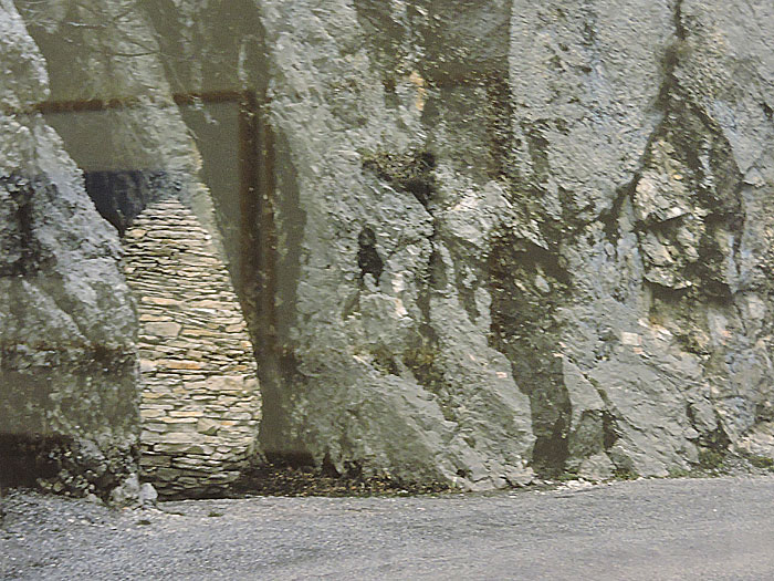 Photographie présentée au musée Gassendi à Digne-les-Bains d'une des trois Sentinelles d'Andy Goldsworthy.