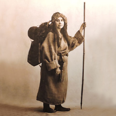 Alexandra David-Néel en costume de mendiante tibétaine.