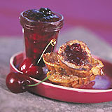 confiture de cerises et pain perdu brioché au sucre vanillé