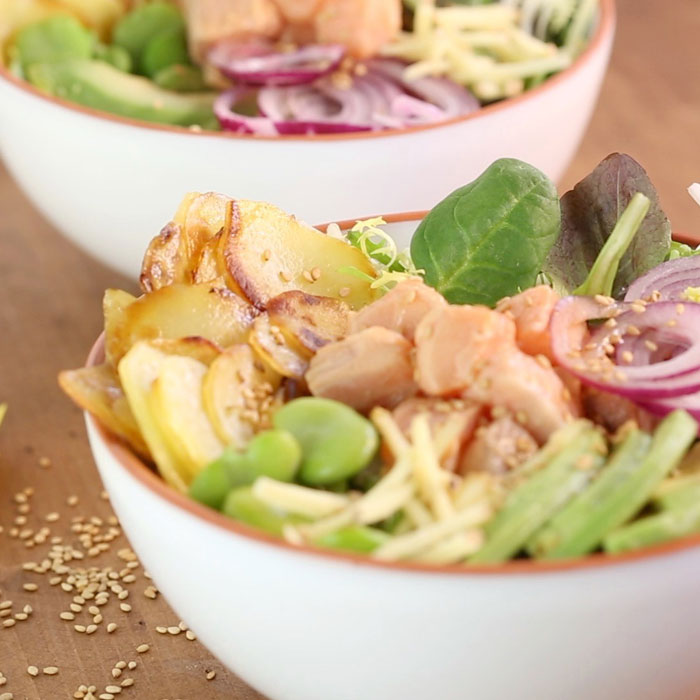 Salade bowl de pommes de terre primeur, avocat et saumon.