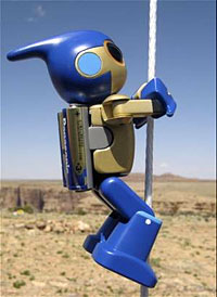 le robot équipé de piles Evolta Panasonic au-dessus du Grand Canyon le robot équipé de piles Evolta Panasonic au-dessus du Grand Canyon