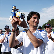 Tomataka Takahashi et son robot champion au Guinness Mondial des Records