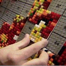 Le portrait de Walt Disney réalisé en briques LEGO (détail) Le portrait de Walt Disney réalisé en briques LEGO (détail)