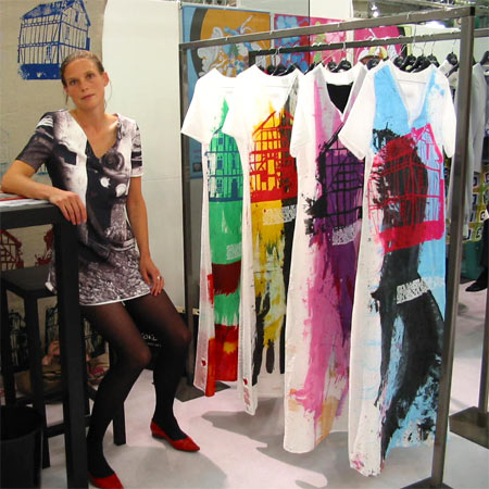 Robes Impasse de la Défense, motifs arty sur coton enduit. Robes Impasse de la Défense, motifs arty sur coton enduit.