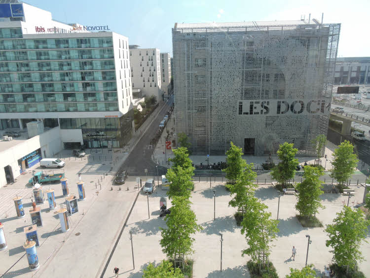 Les DOCKS de Marseille, aménagés en galerie marchande © ABCfeminin.com.