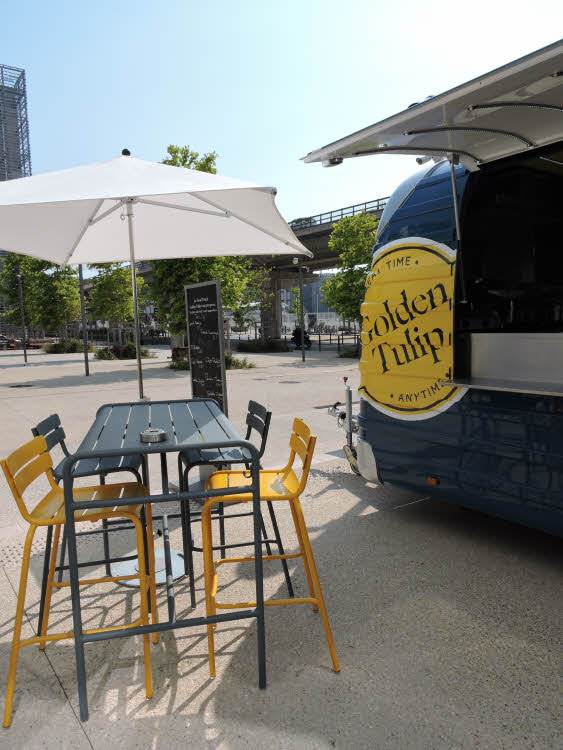 Le Food truck Golden Tulip, à l'entrée de l'hôtel à Marseille © ABCfeminin.com.