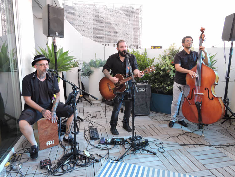 Le groupe Big Fish Cover Band invité en concert sur la terrasse du Golden Tulip Marseille. © ABCfeminin.com.