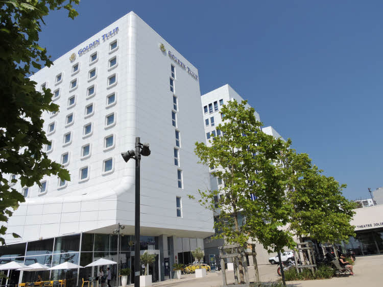 Le GOLDEN TULIP Marseille Euromed. À droite le Théâtre Joliette © ABCfeminin.com. Le GOLDEN TULIP Marseille Euromed. À droite le Théâtre Joliette © ABCfeminin.com.