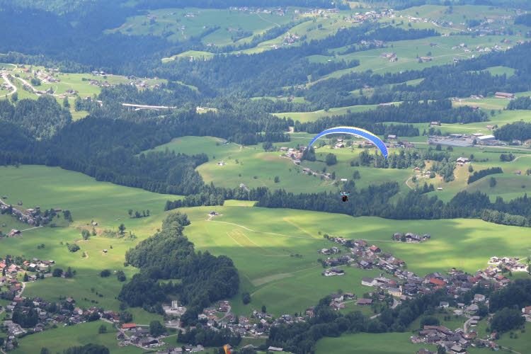 Spot de parapente sur les hauteurs d'Andelsbuch © ABCfeminin.com.