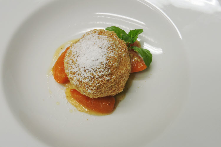 Recette autrichienne : les Marillen knödel (quenelles d'abricot) © ABCfeminin.com.