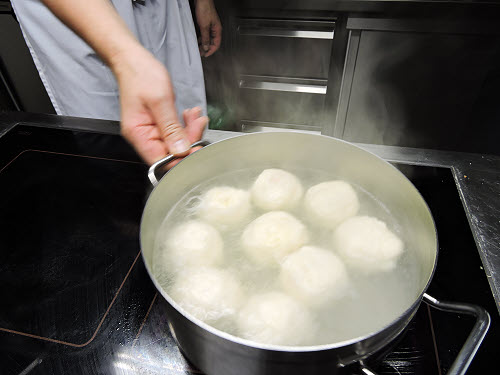 Etape 7 Recette Marillen knödel (Quenelles d'abricot) © ABCfeminin.com.