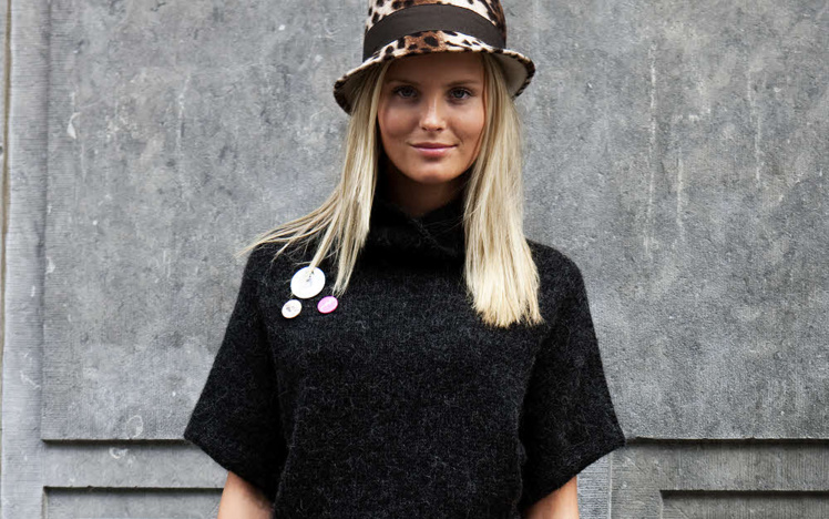 Modèle expliqué gratuit : Pull simplissime en jersey avec un col montant © PHILDAR. Modèle expliqué gratuit : Pull simplissime en jersey avec un col montant © PHILDAR.