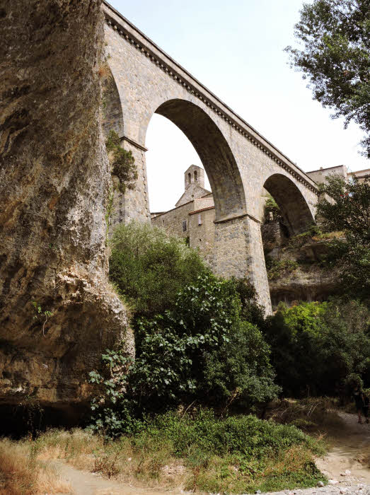 Le pont qui mène à Minerve, capitale du Minervois © ABCfeminin.com.