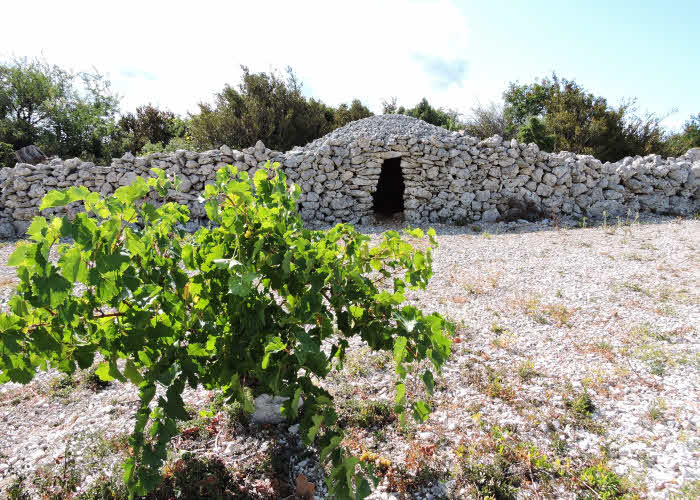 Une des rares capitelles préservées dans le Minervois © ABCfeminin.com.