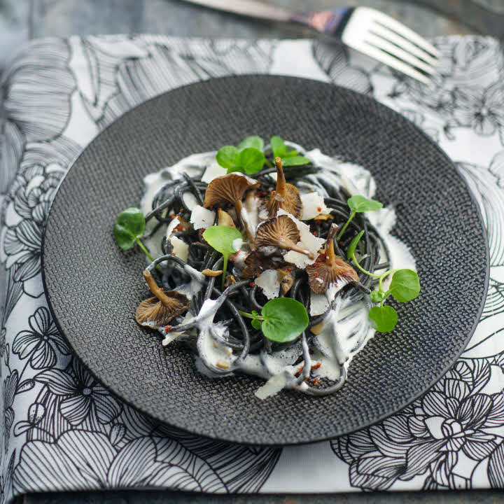 Spaghetti noirs aux champignons, tomates séchées et crème au parmesan