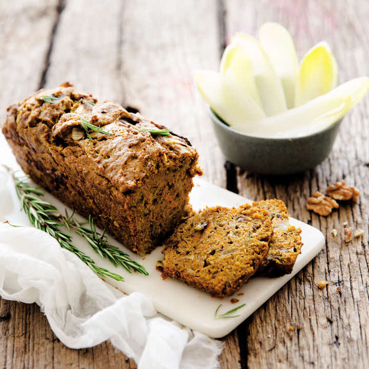 Cake aux endives, au potimarron et aux noix, parfumé au romarin.