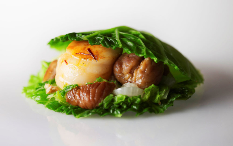 Noix de Saint‑Jacques et châtaignes en coquille de choux Noix de Saint‑Jacques et châtaignes en coquille de choux