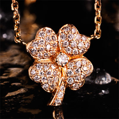 Trèfle en or serti de diamants d'Edouard Nahum Trèfle en or serti de diamants d'Edouard Nahum