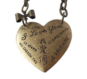Pendentif 'L'amour est Universel' par Mademoiselle Creamy Pendentif 'L'amour est Universel' par Mademoiselle Creamy