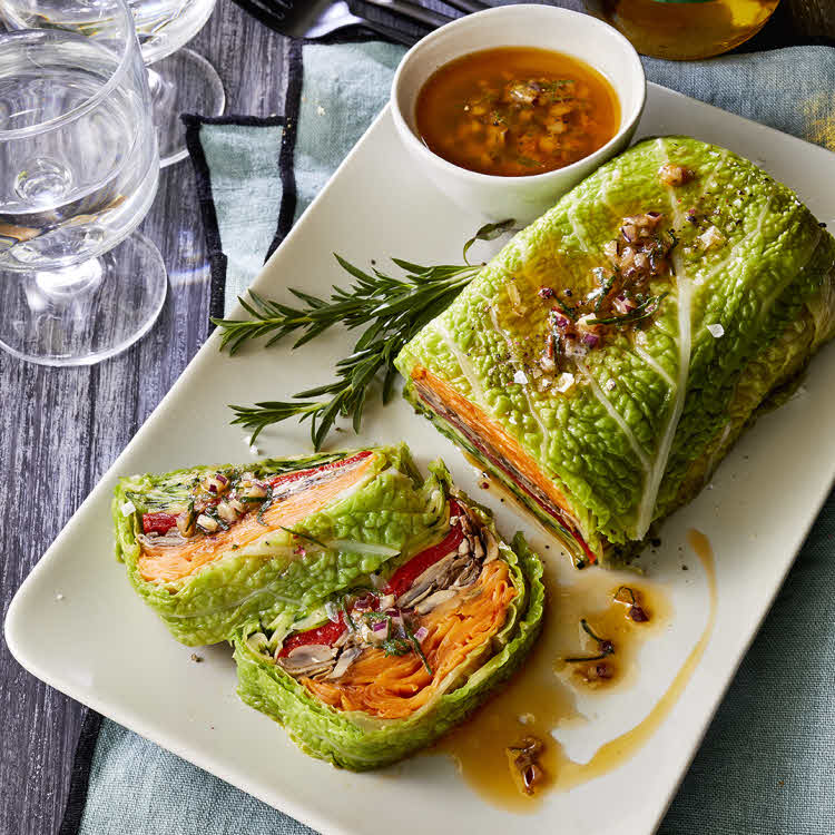 Recette vegan du chef Éric Reithler : chou farci aux légumes.