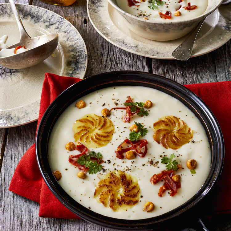 Recette du chef Éric Reithler : velouté de pommes de terre au maïs et au chorizo. Recette du chef Éric Reithler : velouté de pommes de terre au maïs et au chorizo.