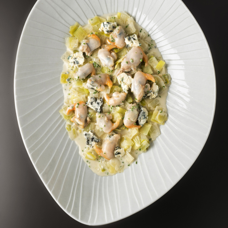 Recette de Pierre Gagnaire : poêlée de coques, aux poireaux et au Saint Agur @Jacques_Gavard Recette de Pierre Gagnaire : poêlée de coques, aux poireaux et au Saint Agur @Jacques_Gavard